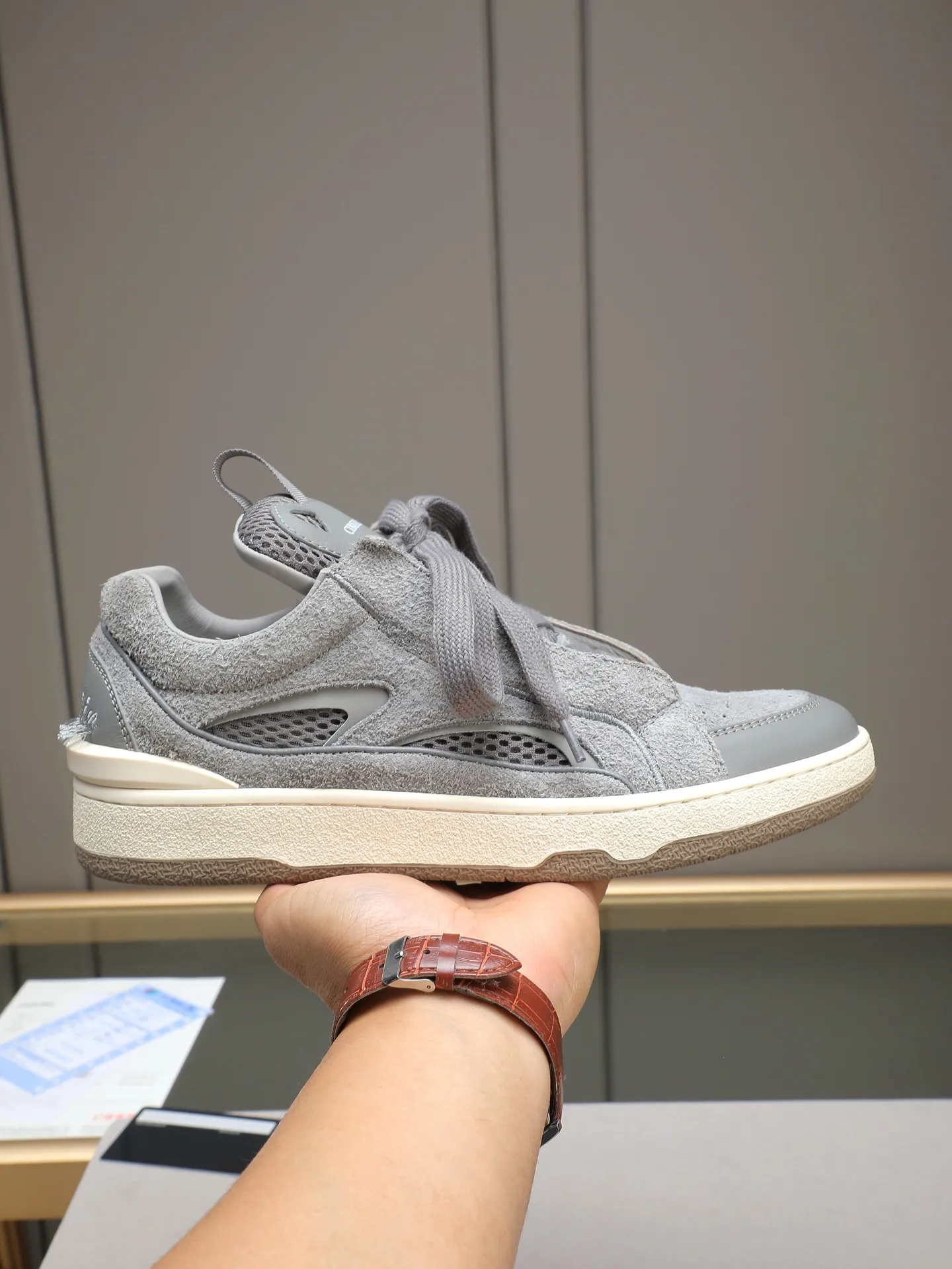 Men's shoes 💰640 [LANVIN] The latest fashionable item! High quality CLAY series‼ ️ The latest trendy products of the season 🌈Many bloggers have planted grass and purchased the original open-mold customization. The upper and outsole are sewn with mark threads without edge sealing. Multiple material splicing combination design. Very versatile for fashionable and casual wear. Comfortable on the feet. Self-recommended. Upper cowhide + cow suede + breathable mesh lining. Foot-padding cowhide. Exclusive original open-mold clear logo rubber outsole ⚠️38-44 (customized for 45)